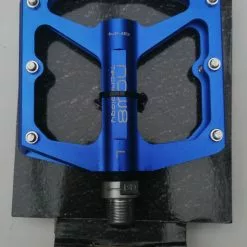 KCNC Now8 Flatpedal M46, Schwarz, 342g/pr, CroMo Axle, 6 Pins -Cannondale m46 blau 1280x1280